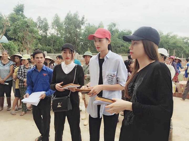 Hà Hồ bức xúc đáp trả khi bị chỉ trích vì đi từ thiện mà đeo khẩu trang - Ảnh 4.