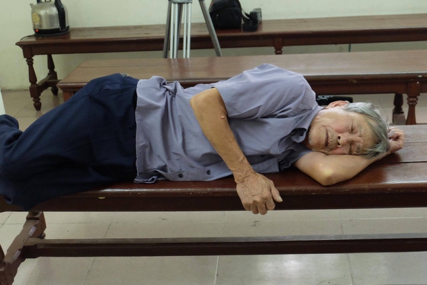 Hà Nội: Cụ ông 79 tuổi hiếp dâm bé gái bị phạt 8 năm tù - Ảnh 1.