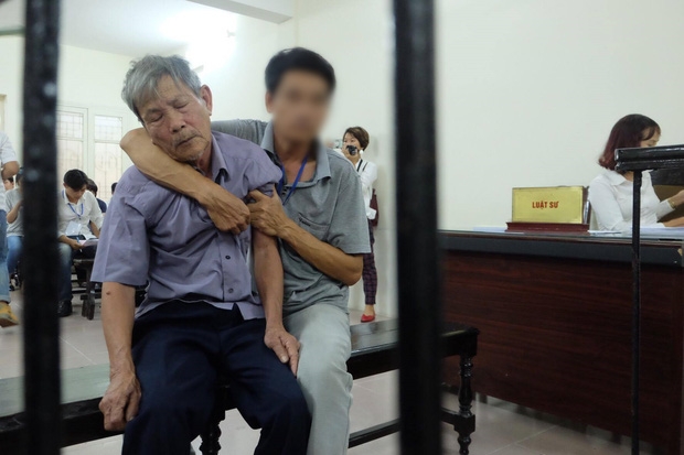 Hà Nội: Cụ ông 79 tuổi hiếp dâm bé gái bị phạt 8 năm tù - Ảnh 3.