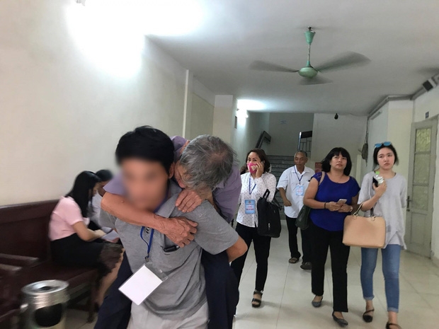 Hà Nội: Cụ ông 79 tuổi hiếp dâm bé gái bị phạt 8 năm tù - Ảnh 6.