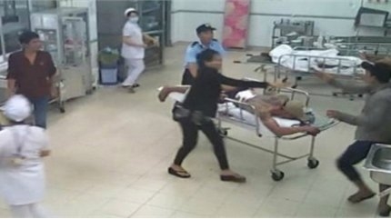 Hà Nội: Truy sát ở bệnh viện, 3 người thương vong