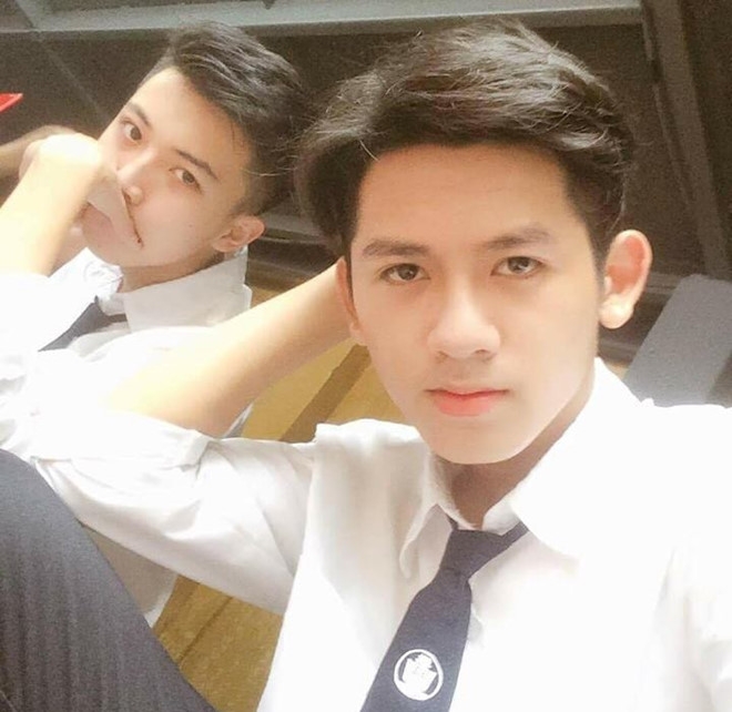 Hai nam sinh bat ngo noi tieng vi qua dien trai trong ngay khai giang hinh anh 1
