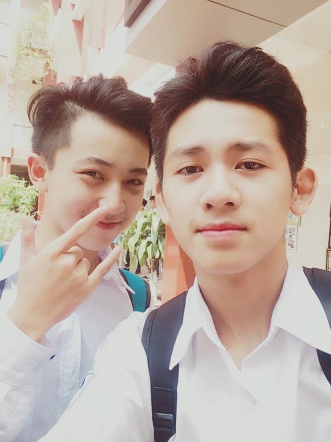 Hai nam sinh bat ngo noi tieng vi qua dien trai trong ngay khai giang hinh anh 2