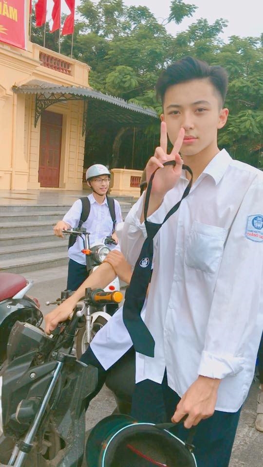 Hai nam sinh bat ngo noi tieng vi qua dien trai trong ngay khai giang hinh anh 3