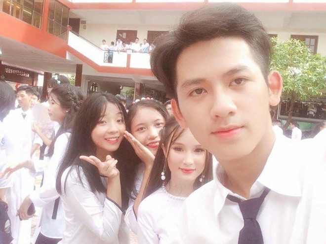 Hai nam sinh bat ngo noi tieng vi qua dien trai trong ngay khai giang hinh anh 4