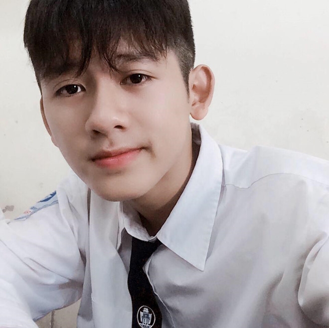 Hai nam sinh bat ngo noi tieng vi qua dien trai trong ngay khai giang hinh anh 5