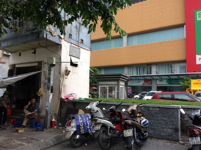 Quán trà đá nằm ngay phía mặt tiền tòa nhà