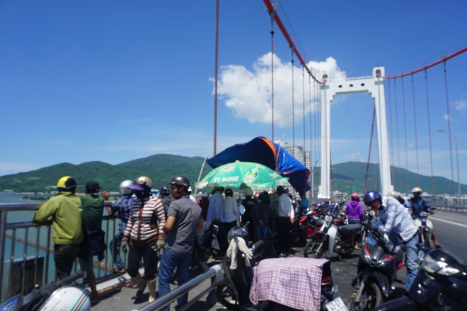Nam thanh niên bỏ xe trên cầu rồi nhảy sông tự tử - 2