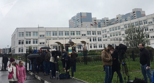  Đám đông tập trung bên ngoài trường sau vụ tấn công (Ảnh: Sputnik) 