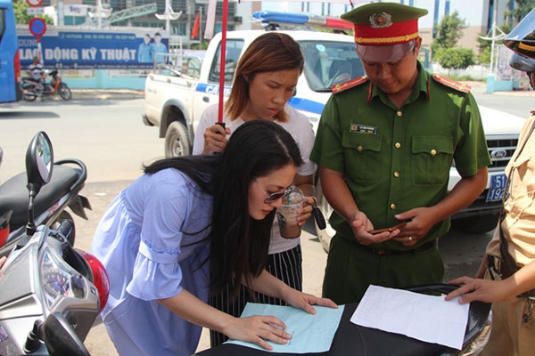 ngoc lan len tieng ve viec pham luat nhung lai lon tieng cai nhau voi csgt - 2