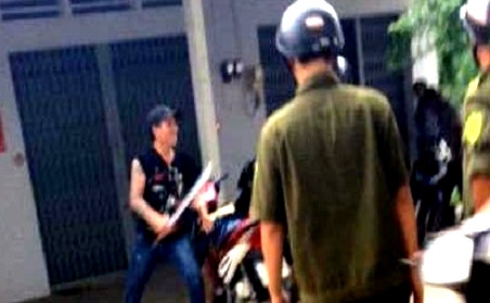 Trung uy cong an bi thanh nien nghi ngao da chem dut gan tay hinh anh