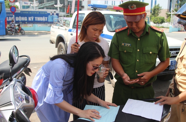 Diễn viên Ngọc Lan bị CSGT Rạch Chiếc lập biên bản vi phạm.