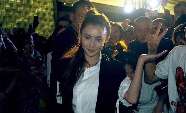ba-chi-lan-dau-tiet-lo-ve-ta-dinh-phong-10-nam-khong-mot-lan-chia-se-cam-xuc-voi-vo