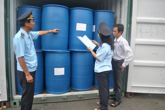 Bat 1,3 tan hang nghi la nga voi giau trong nhua duong o cang Sai Gon hinh anh 1