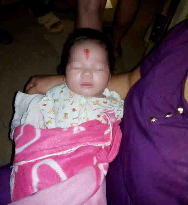 Be gai 3 thang tuoi bi bo roi cung buc thu trong gio xach hinh anh 1