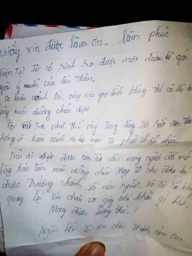Be gai 3 thang tuoi bi bo roi cung buc thu trong gio xach hinh anh 2