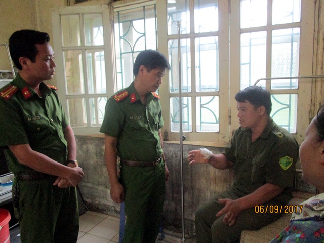  Lãnh đạo công an huyện đã tổ chức thăm hỏi hai công an viên bị đối tượng chém. 