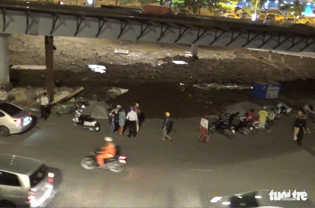 Cảnh sát giao thông làm luật ở cửa ngõ Tân Sơn Nhất - Ảnh 1.