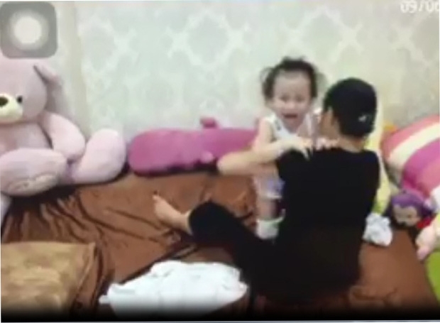  Hà Nội: Đi vắng cả ngày về xem lại camera mẹ chết lặng phát hiện giúp việc quăng quật con thế này - Ảnh 2.