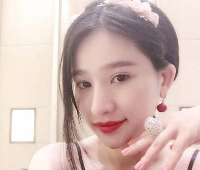 Món quà là chiếc nhân kim cương trị giá 800 triệu tiền Việt khiến người hâm mộ “choáng váng”