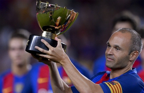 iniesta-va-chu-tich-barca-phat-bieu-trai-nguoc-ve-hop-dong