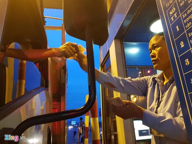 Lai xe tiep tuc dung tien le tra phi qua tram BOT quoc lo 5 hinh anh 1