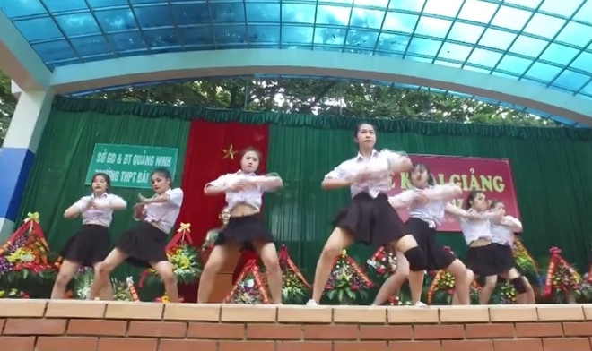 Man nhay nong bong cua hoc sinh Quang Ninh trong le khai giang hinh anh 1