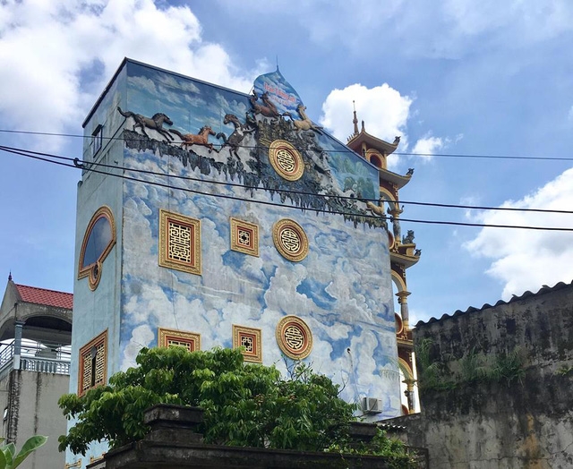Hai bên ngôi nhà được sơn màu xanh với những đám mây và hình ngựa