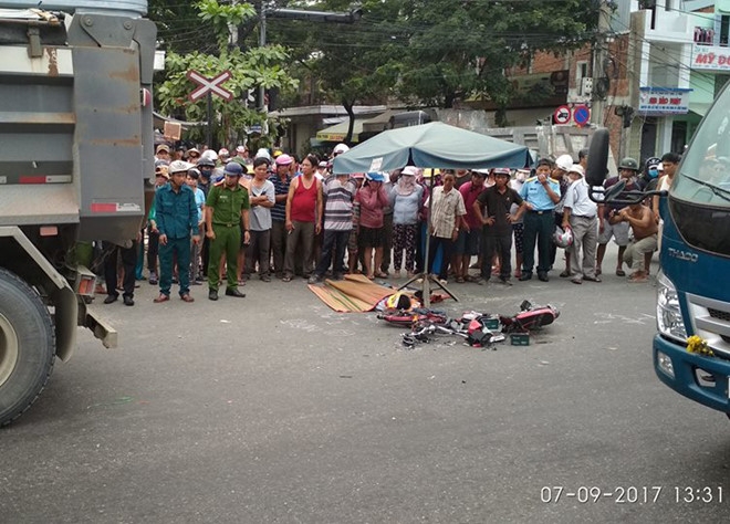 Nu sinh lop 8 di xe dap dien bi xe tai tong thiet mang hinh anh 1