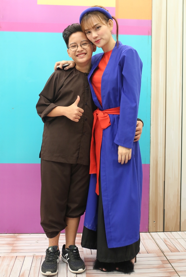 tu-long-tam-thay-xuan-bac-ngoi-ghe-nong-guong-mat-than-quen-nhi-7