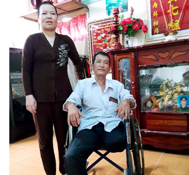 Bà Loan và ông Lý Thanh Trường bị cưa cụt chân trái /// Ảnh: Trần Thanh Phong