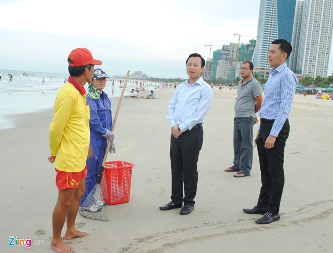 Bi thu Nguyen Xuan Anh lang le thi sat bai bien Da Nang hinh anh 1
