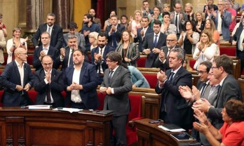  Ông Carles Puigdemont - đứng dậy trong tiếng vỗ tay chúc mừng của các Nghị sĩ xứ Catalonia khi thông qua dự luật trưng cầu dân ý. 