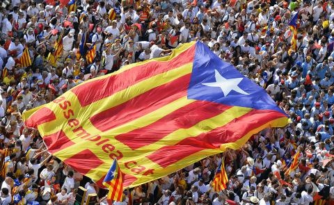  Người dân Catalonia giơ cao một lá cờ độc lập nhân Ngày Quốc gia Catalonia. 