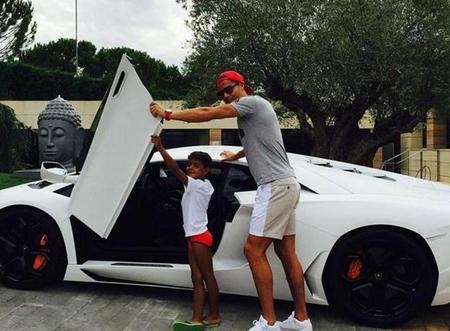 CR7 vốn dành tình yêu đặc biệt cho các xế hộp hạng sang