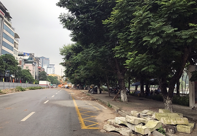 Hơn 1 năm trước, một làn đường trên đường Kim Mã đoạn qua công viên Thủ Lệ bị cấm đường nhường chỗ cho công trường làm đường sắt