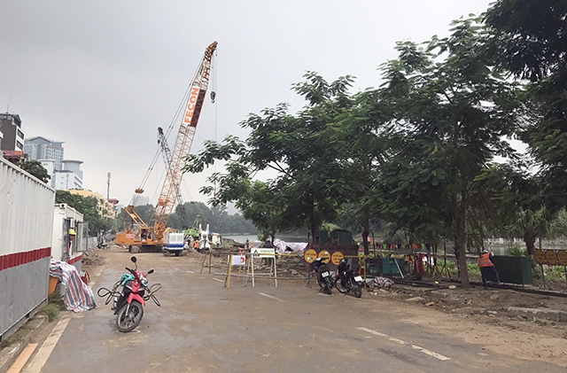 Một phần của dự án đường sắt Ga Hà Nội - Nhổn ven hồ Thủ Lệ đang được gấp rút thi công