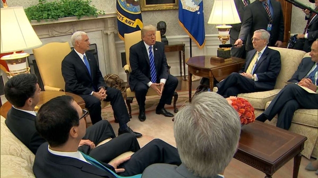  Tổng Thống Donald Trump họp với lãnh đạo lưỡng đảng hôm 6/9 tại Nhà Trắng về kế hoạch nâng trần nợ công. (Ảnh: Reuters) 