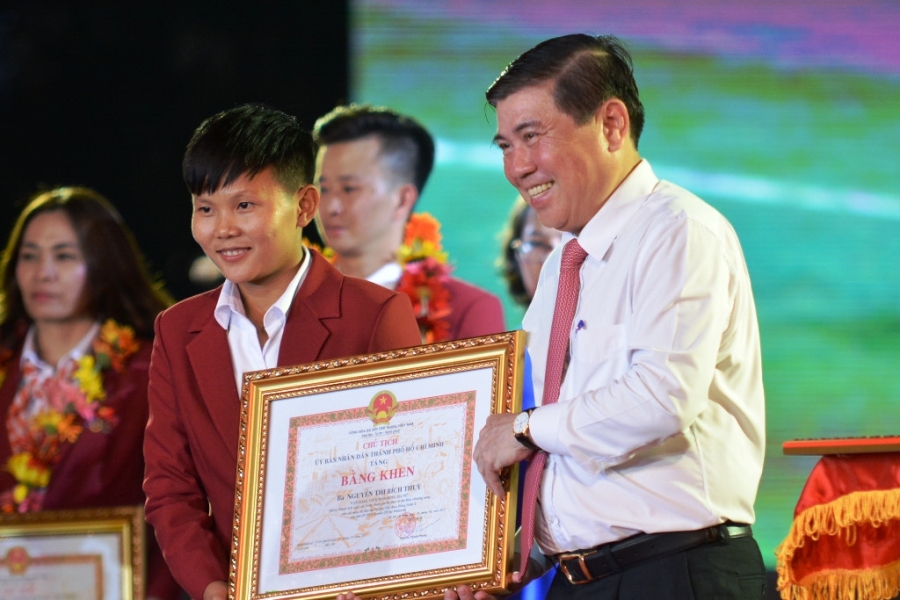 Chủ tịch UBND TP.HCM Nguyễn Thành Phong trao thưởng cho những VĐV TP.HCM đoạt HCV SEA Games 29.