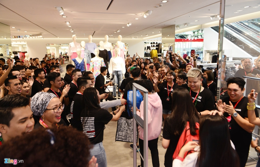 Chat nhu nem trong cua hang H&M ngay dau mo ban o Sai Gon hinh anh 2