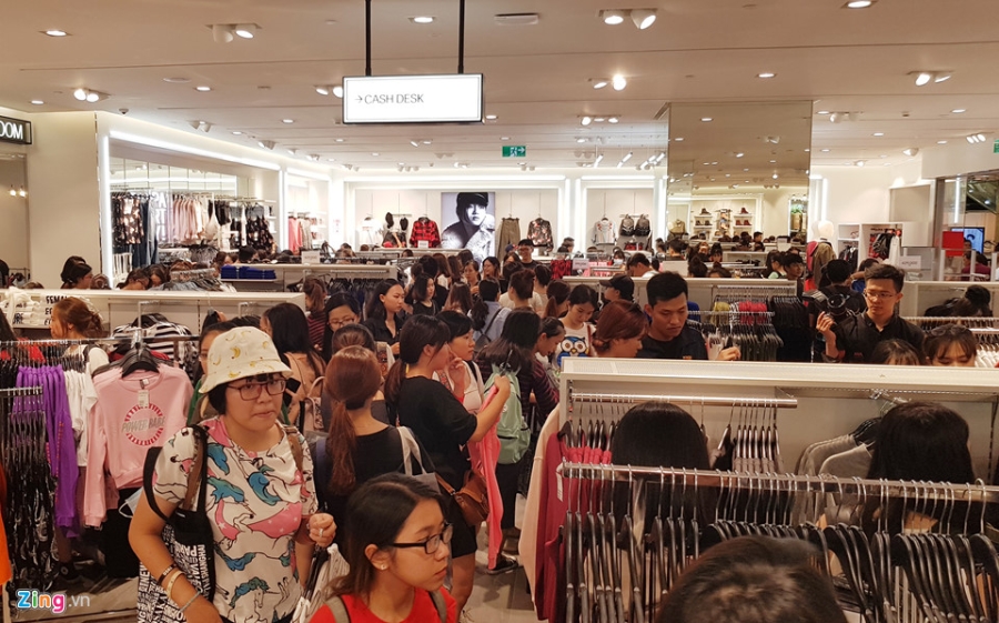 Chat nhu nem trong cua hang H&M ngay dau mo ban o Sai Gon hinh anh 3