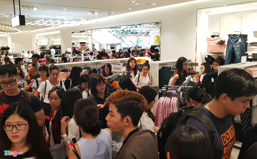 Chat nhu nem trong cua hang H&M ngay dau mo ban o Sai Gon hinh anh 5