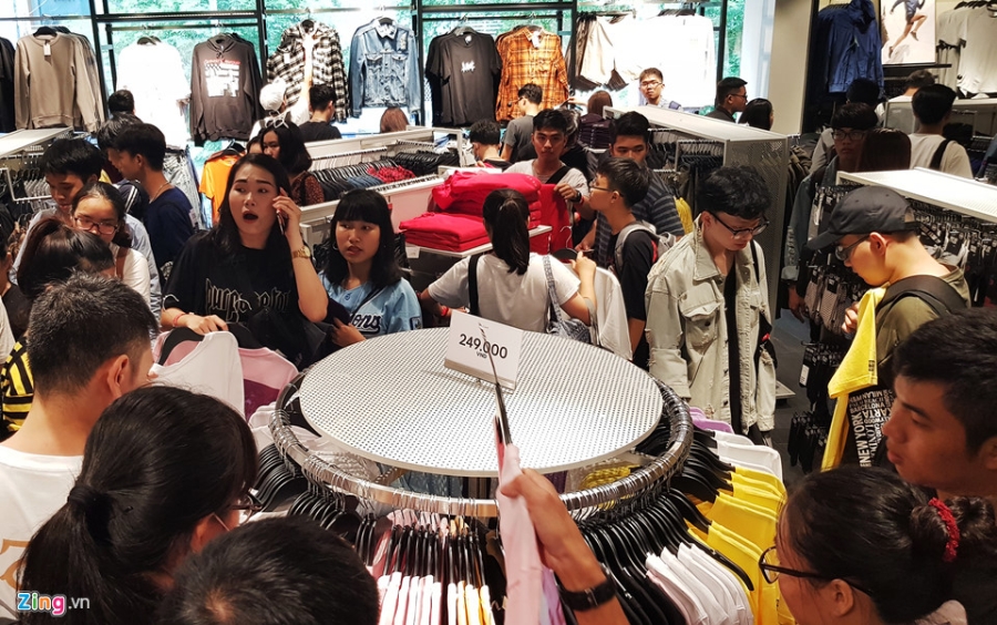 Chat nhu nem trong cua hang H&M ngay dau mo ban o Sai Gon hinh anh 6