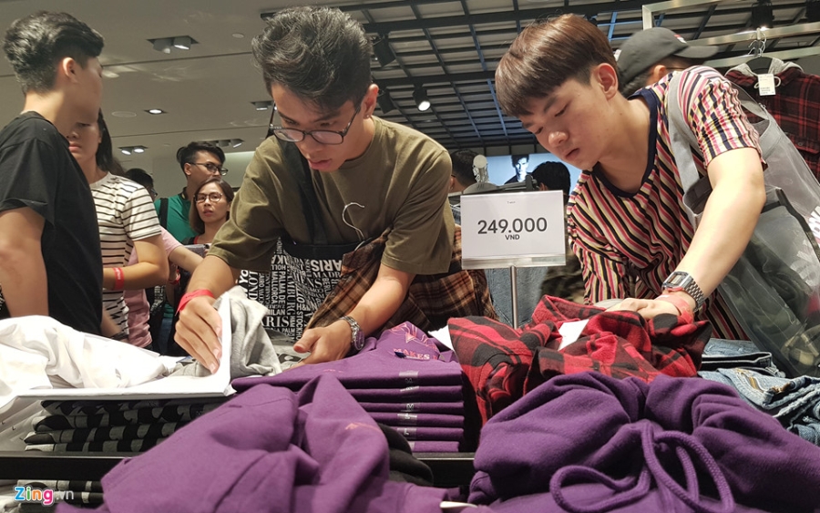 Chat nhu nem trong cua hang H&M ngay dau mo ban o Sai Gon hinh anh 7