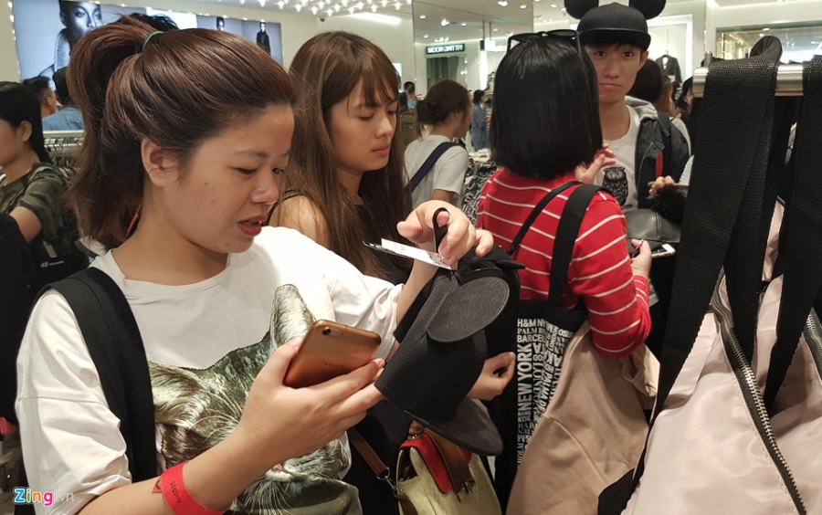 Chat nhu nem trong cua hang H&M ngay dau mo ban o Sai Gon hinh anh 8