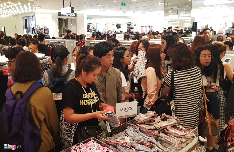Chat nhu nem trong cua hang H&M ngay dau mo ban o Sai Gon hinh anh 9