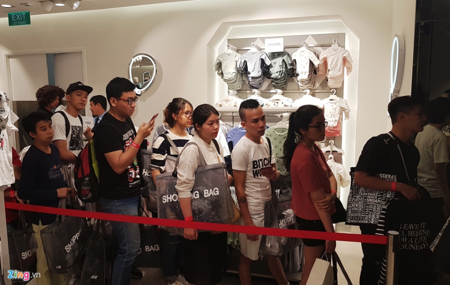 Chat nhu nem trong cua hang H&M ngay dau mo ban o Sai Gon hinh anh 10