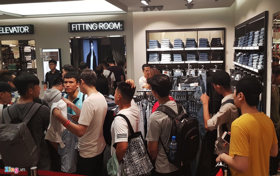 Chat nhu nem trong cua hang H&M ngay dau mo ban o Sai Gon hinh anh 11