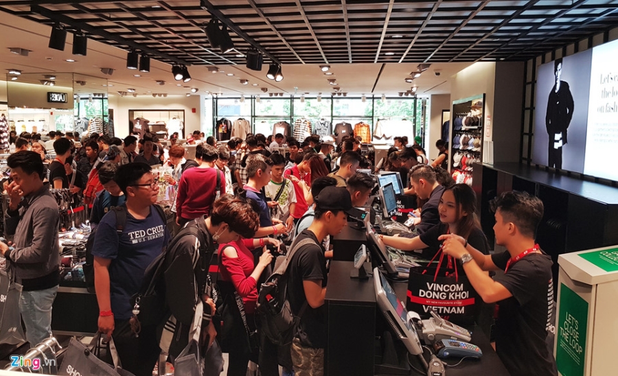 Chat nhu nem trong cua hang H&M ngay dau mo ban o Sai Gon hinh anh 12