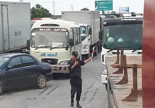 cong-an-lam-viec-voi-nhieu-tai-xe-tra-tien-le-qua-tram-bot-quoc-lo-5